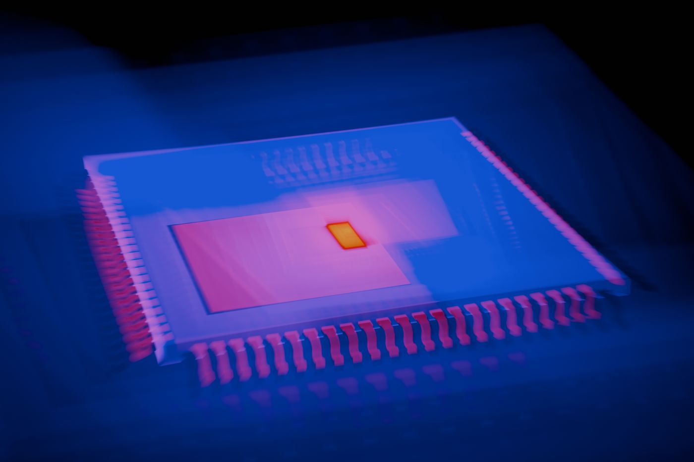 Microchip de inteligência artificial com halo luminoso azul e magenta